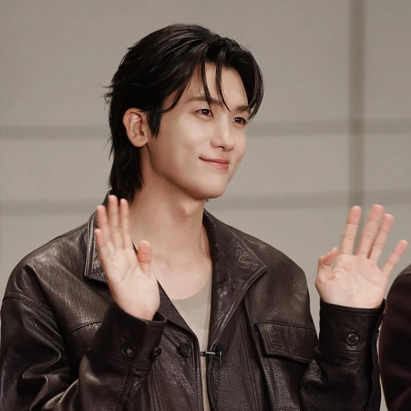 Popular photo full of fans’ love for Park Hyungsik