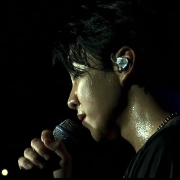 Popular photo full of fans’ love for Lee Seunggi