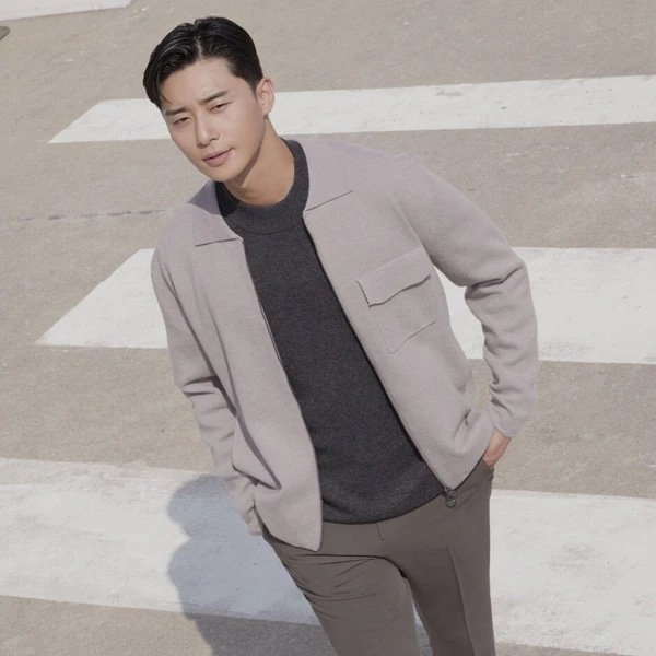 The most loved look of Park Seojoon today