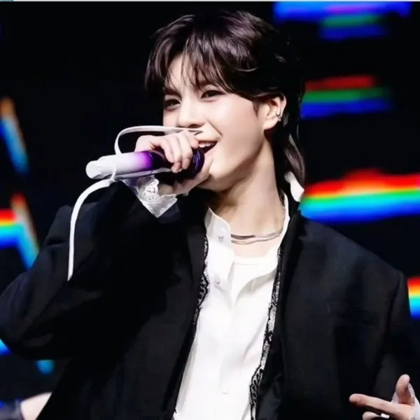 Popular photo full of fans’ love for Jeong Dongwon