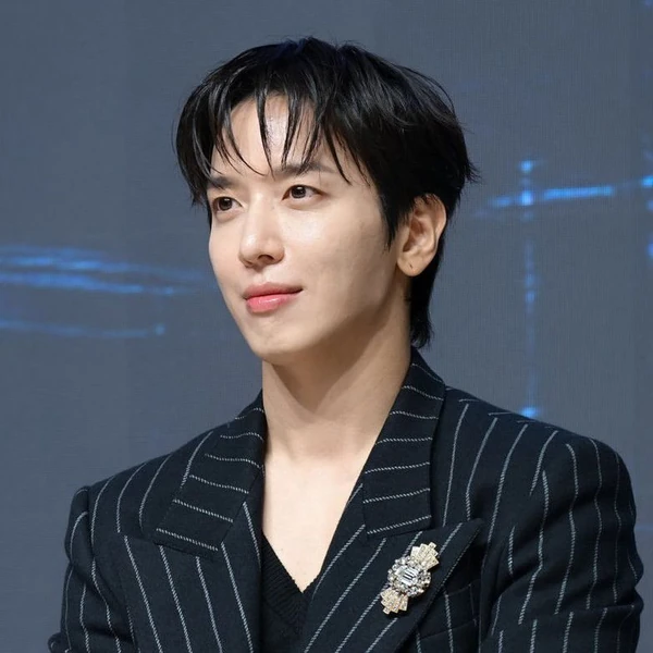 The most loved look of Jung Yonghwa today