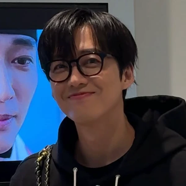 Popular photo full of fans’ love for Namkoong Min