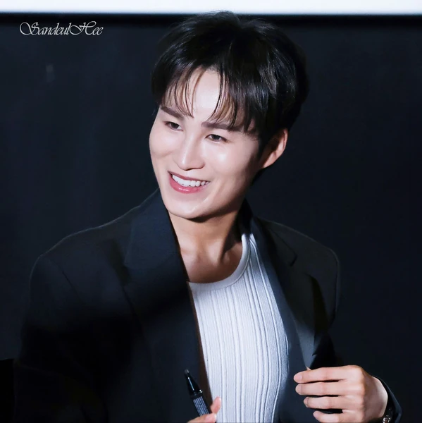Foto populer Kim Heejae yang penuh cinta dari penggemar