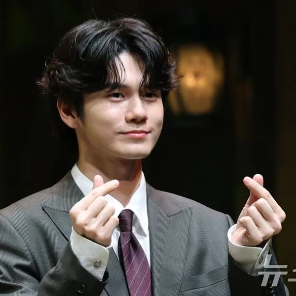 The most loved look of Ong Seongwu today
