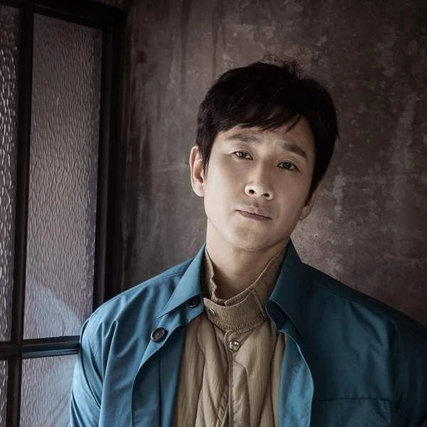 Foto populer Lee Sunkyun yang penuh cinta dari penggemar