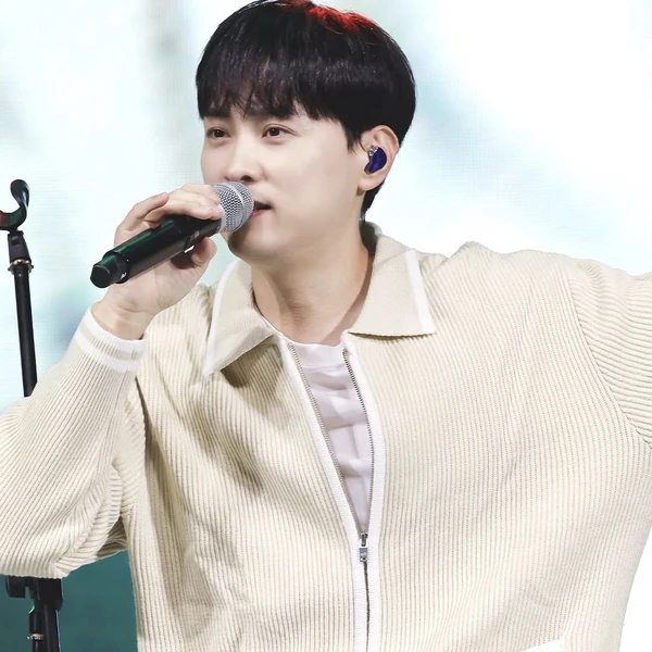 Popular photo full of fans’ love for Min Kyunghoon
