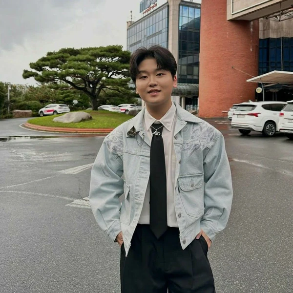 The most loved look of Park Sungon today
