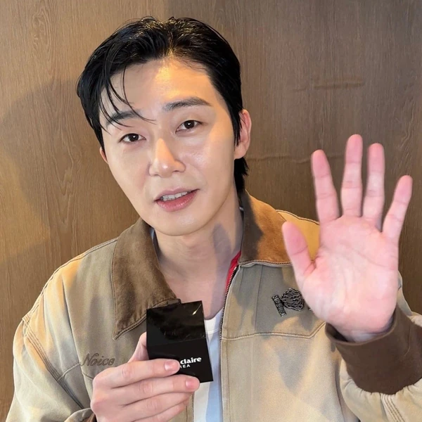 The most loved look of Park Seojoon today