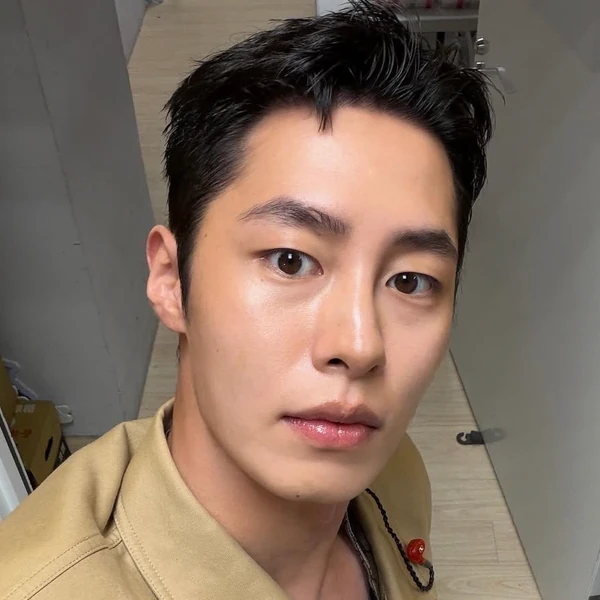 Popular photo full of fans’ love for Lee Jaewook