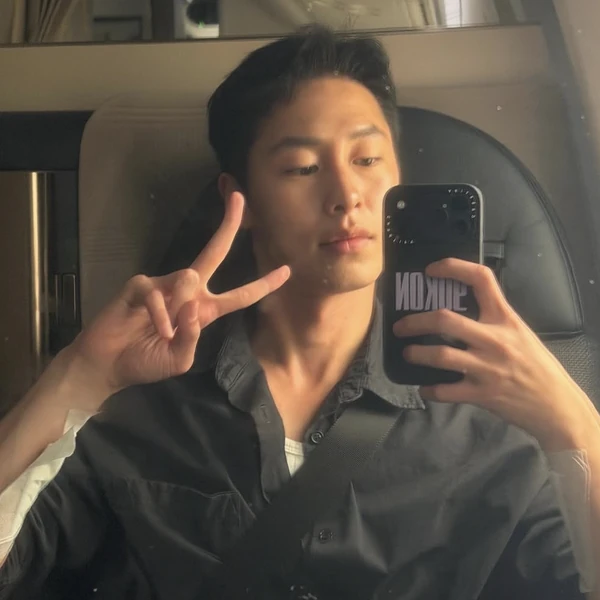 Popular photo full of fans’ love for Lee Jaewook