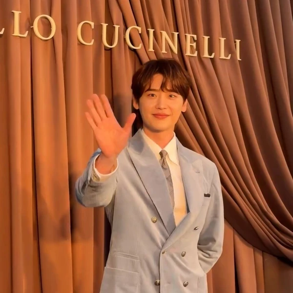 The most loved look of Lee Jongsuk today