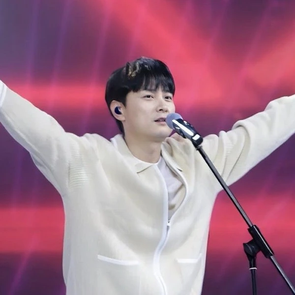 Popular photo full of fans’ love for Min Kyunghoon