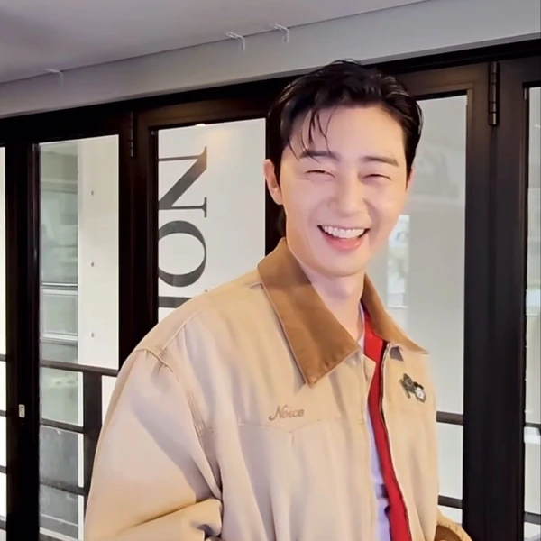 The most loved look of Park Seojoon today