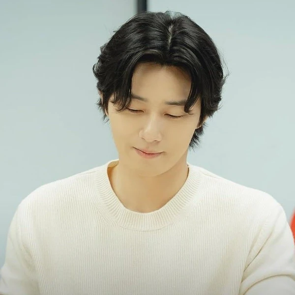 The most loved look of Park Seojoon today