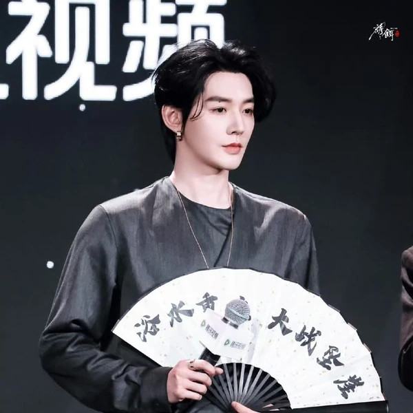 Popular photo full of fans’ love for Deng Wei