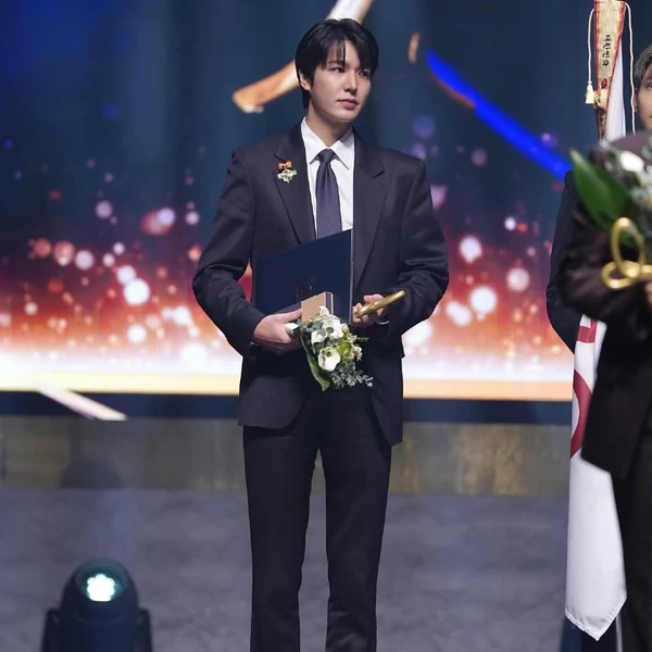 充滿粉絲愛的李敏鎬人氣照片