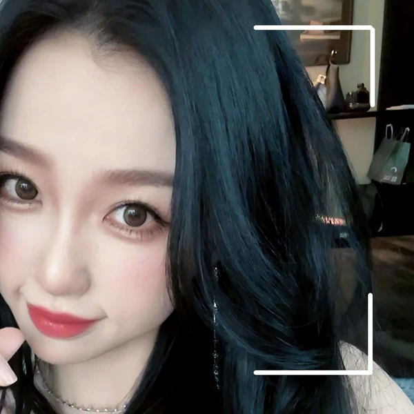 Popular photo full of fans’ love for Esther Yu