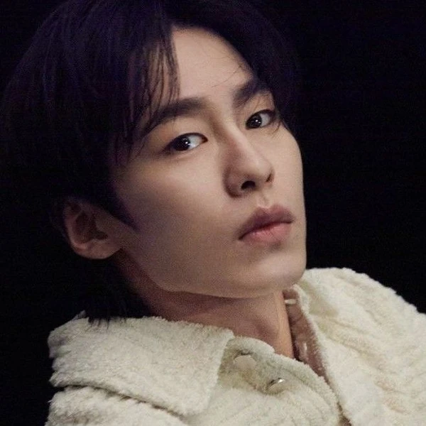 Popular photo full of fans’ love for Lee Jaewook