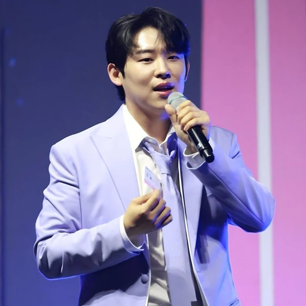Popular photo full of fans’ love for Jinuk