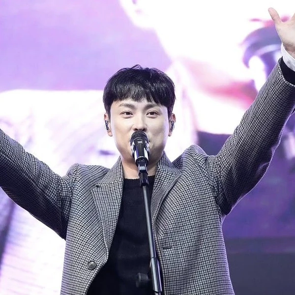 Popular photo full of fans’ love for Min Kyunghoon