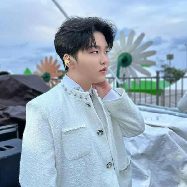 The most loved look of Park Sungon today