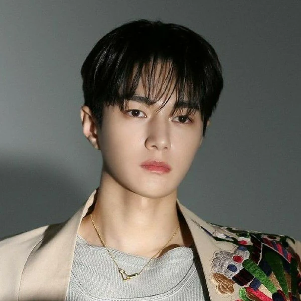 Popular photo full of fans’ love for Kim Myungsoo (L)
