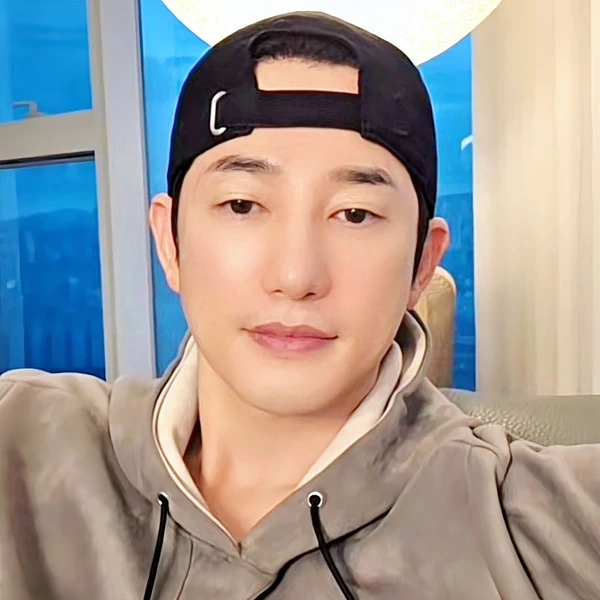 The most loved look of Park Sihoo today