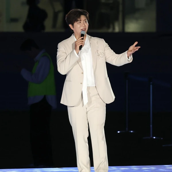 Popular photo full of fans’ love for Jin Haesung