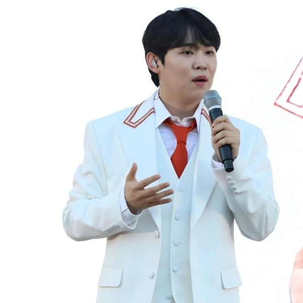 Popular photo full of fans’ love for Jinuk