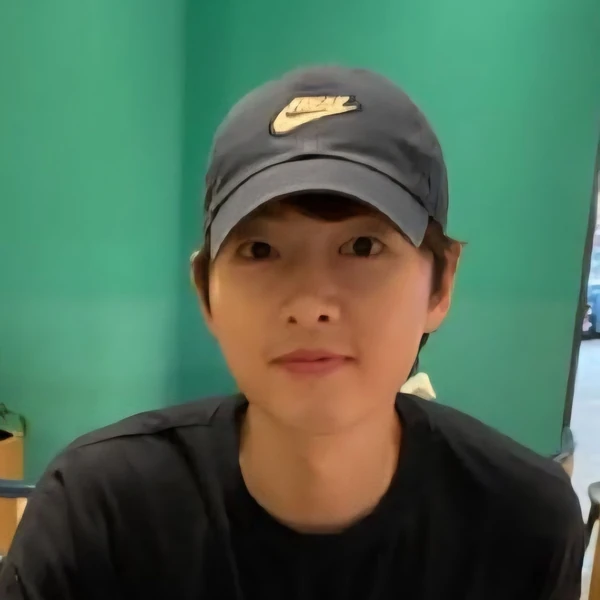 Popular photo full of fans’ love for Song Joongki