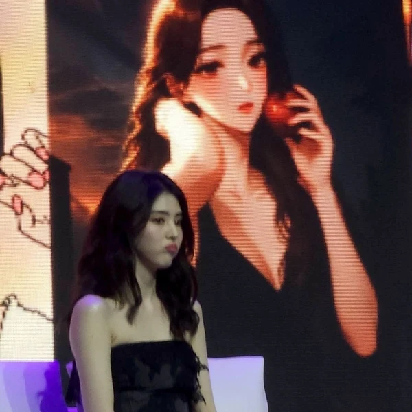 Popular photo full of fans’ love for Han Sohee