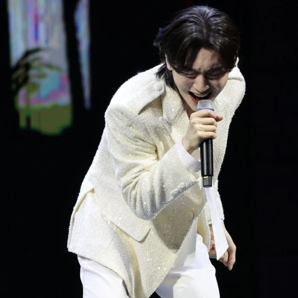 Popular photo full of fans’ love for Kim Yongbin