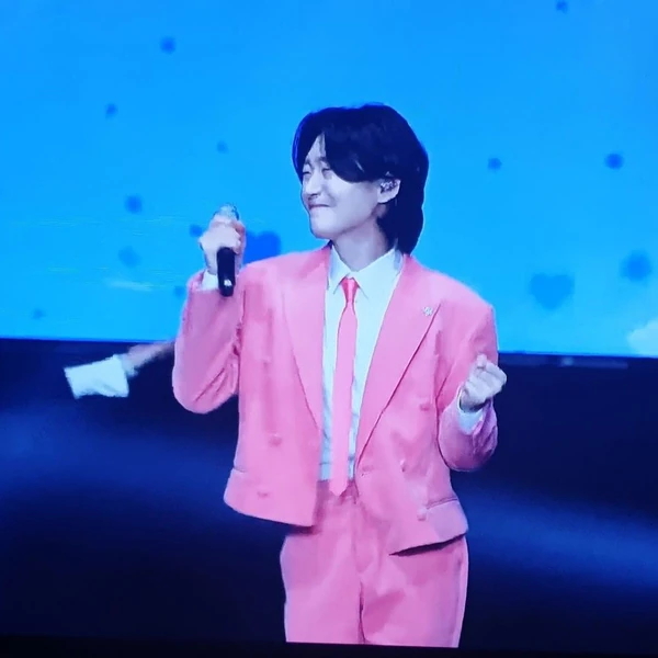 Popular photo full of fans’ love for Kim Yongbin