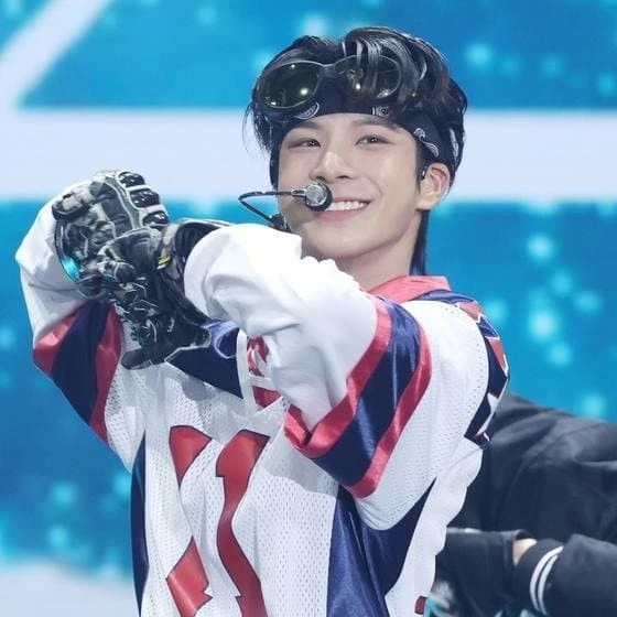 Popular photo full of fans’ love for Jeong Dongwon