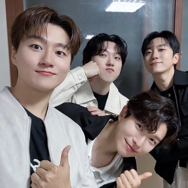 Popular photo full of fans’ love for Forestella