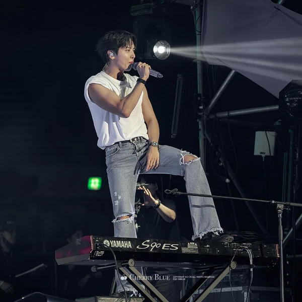 Popular photo full of fans’ love for Jung Yonghwa