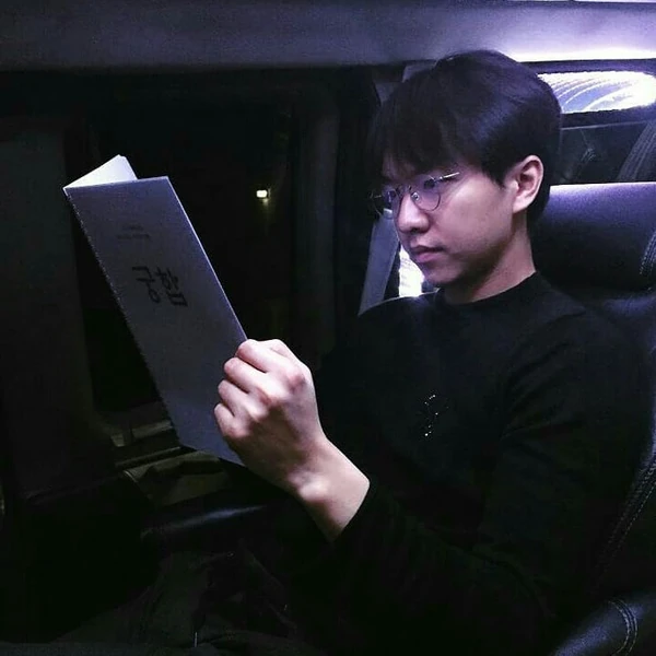 Foto populer Lee Seunggi yang penuh cinta dari penggemar