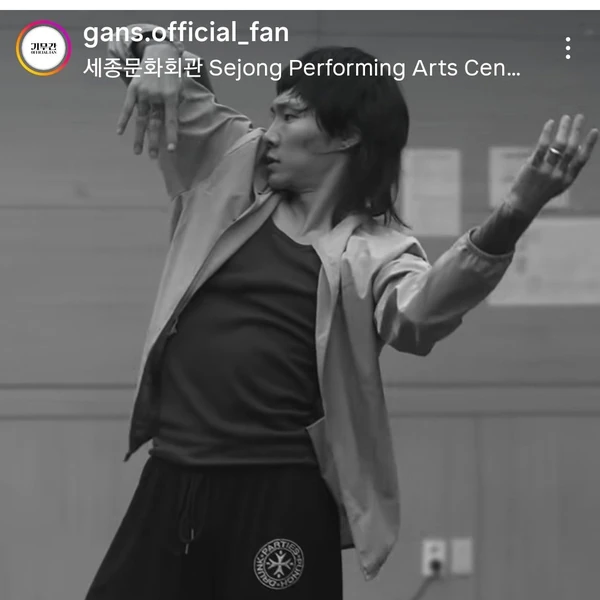 Popular photo full of fans’ love for Ki Moogan