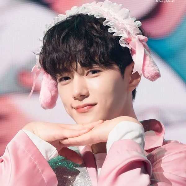 Popular photo full of fans’ love for Kim Myungsoo (L)