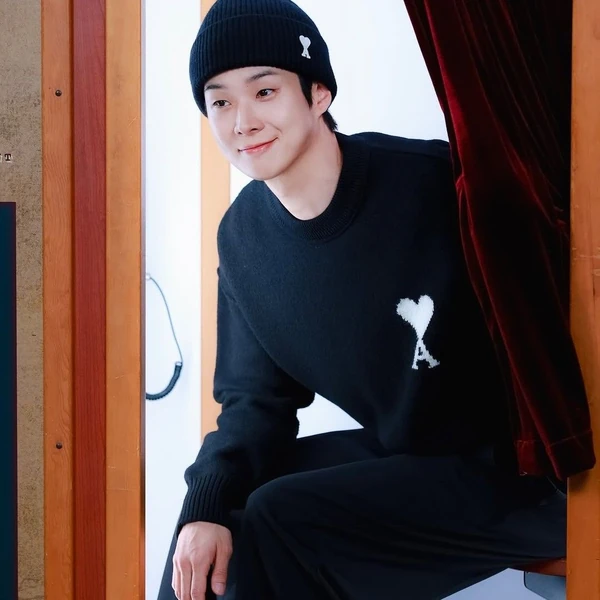 Popular photo full of fans’ love for Choi Wooshik