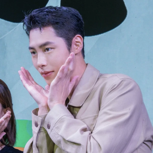 Popular photo full of fans’ love for Lee Jaewook