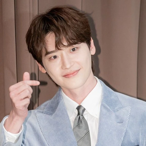 Popular photo full of fans’ love for Lee Jongsuk