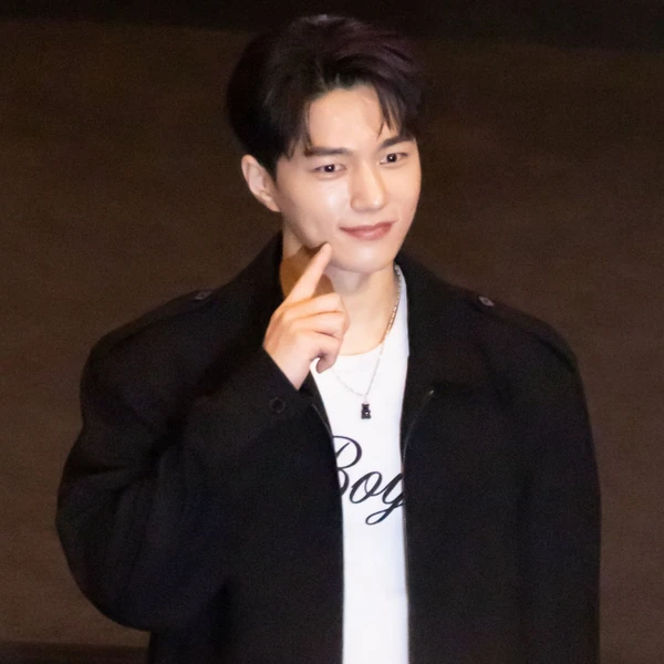 Popular photo full of fans’ love for Kim Myungsoo (L)