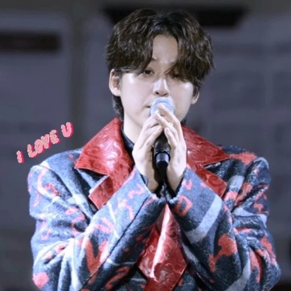 Popular photo full of fans’ love for Lee Solomon