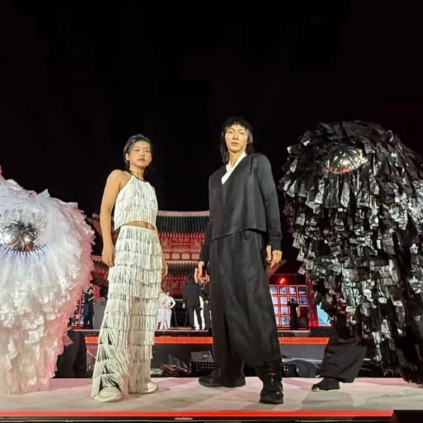 Popular photo full of fans’ love for Ki Moogan