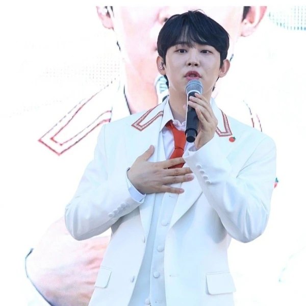 Popular photo full of fans’ love for Jinuk