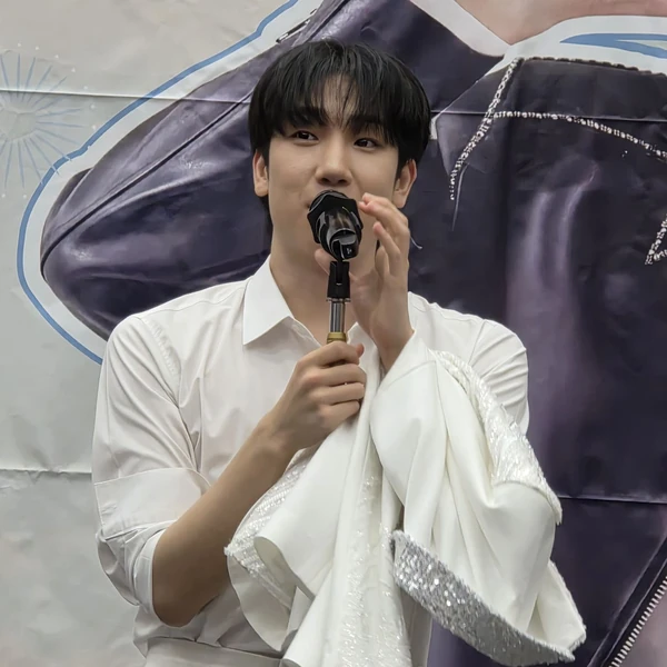 Popular photo full of fans’ love for Choi Sooho