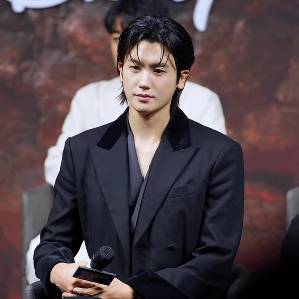 Today’s standout profile photo of Park Hyungsik on Choeaedol Celeb