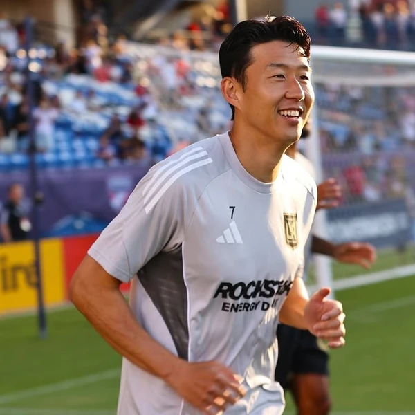 Today’s standout profile photo of Son Heungmin on Choeaedol Celeb