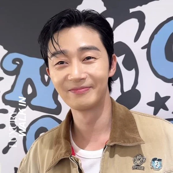 The most loved look of Park Seojoon today